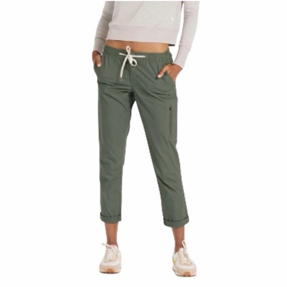 Vuori Crop Ripstop Pants to travel, hike, live in!